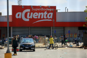 Sin supermercados ni bancos: tres comunas de Santiago quedaron sin estos servicios tras estallido social