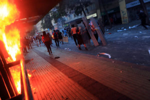 Fiscalía Oriente formaliza a joven por lanzar bombas molotov en Plaza Italia