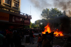 Hombre es atacado en Providencia tras enfrentar a manifestantes