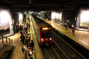 Metro de Santiago retoma su horario habitual y reabre la estación Santa Lucía