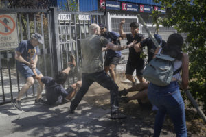 Las Condes: vecinos protagonizaron peleas en nueva jornada de manifestaciones