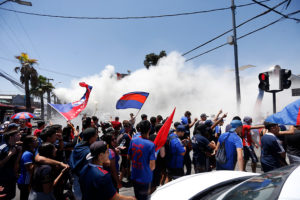 Hinchas de la U llegan al CDA para rechazar la salida de Johnny Herrera