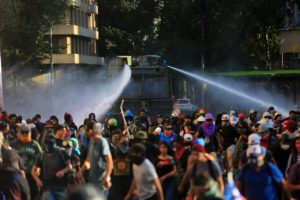 Airbnb ofrece tour para “vivir la revolución chilena” que causa furor entre turistas europeos