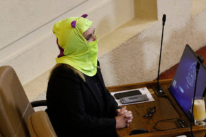 FOTOS | Pamela Jiles llega encapuchada a sesión de la Cámara que revisa la acusación constitucional contra Piñera