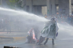 INDH oficia a Interior, Minsal y Carabineros por composición del chorro del carro lanzaguas