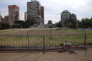 Frente a un nuevo llamado a manifestarse, instalan vallas papales en Plaza Italia