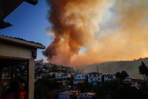 Cómo y dónde deberán las autoridades reconstruir Valparaíso tras incendios
