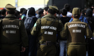 Tres personas son formalizadas por golpiza a carabinero en centro de Santiago