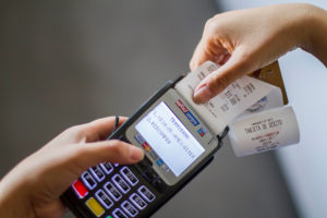 Duro golpe de la Suprema a Transbank: ordena homologar tarifas entre comercios