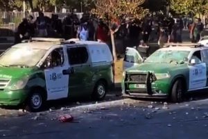 Encapuchados atacan dos vehículos de Carabineros en Plaza Italia