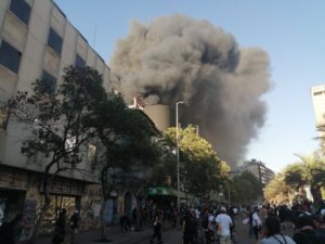 Incendio afectó a Centro Arte Alameda en Santiago