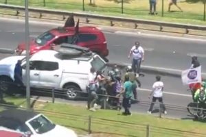No+TAG bloquea avenida Kennedy y se enfrenta con carabineros