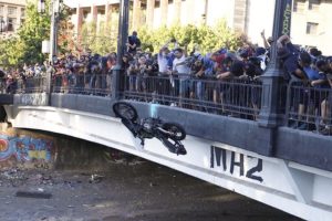 Cerco policial en Plaza Italia terminó en caos y violencia