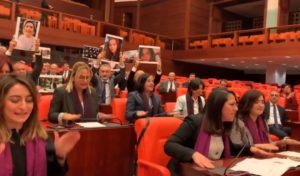 Turquía: Parlamentarias protestan con himno de LasTesis