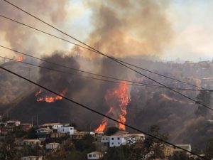 Onemi ordena evacuación de sectores poblados por incendio en Valparaíso
