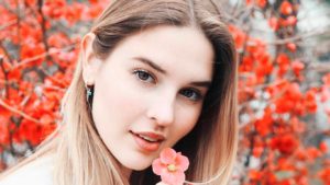 Así respondió Belén Soto a usuario que la criticó por viajar a Europa en medio de crisis social