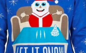 Walmart pide disculpas y retira chalecos con imagen del Viejo Pascuero consumiendo cocaína