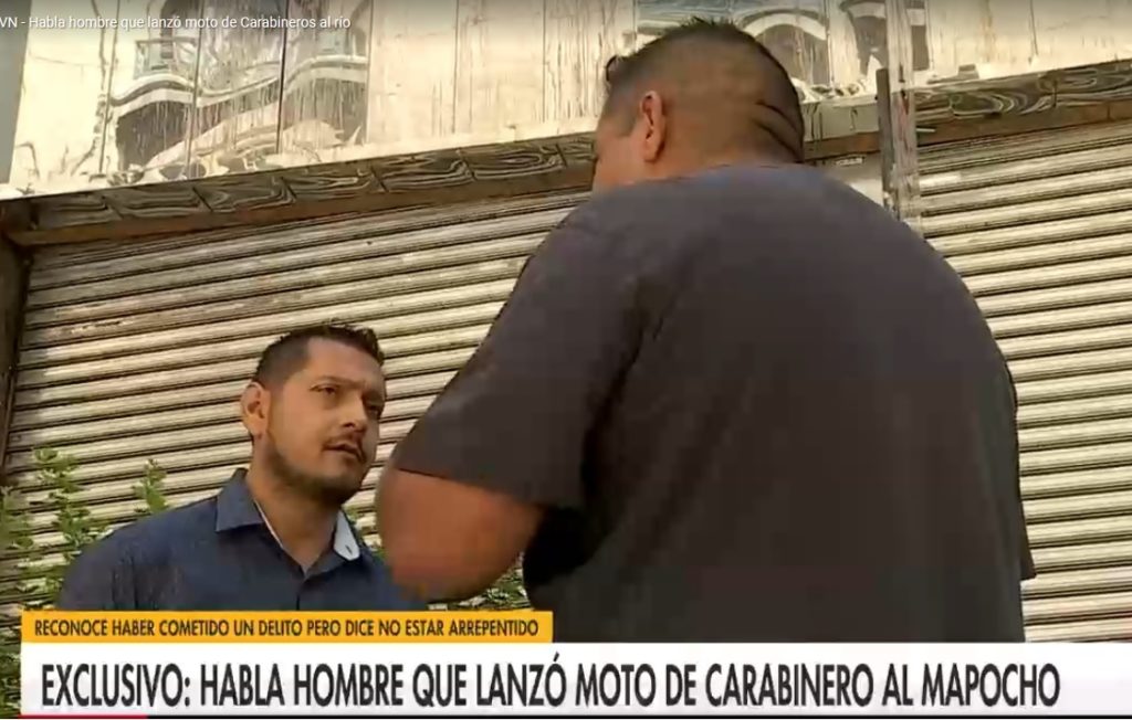 motocicleta Carabineros al Mapocho