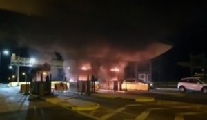 Habían sido habilitadas hace algunas horas: sujetos incendian casetas de peaje en Autopista del Sol