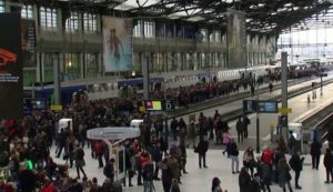 Francia se paraliza por huelga nacional contra reforma de pensiones 