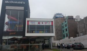 McDonald's cierra temporalmente todos sus locales en Perú por jóvenes murieron electrocutados mientras trabajaban