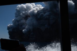 Nueva Zelanda: cinco muertos, 20 heridos y varios desaparecidos deja erupción del volcán Whakaari