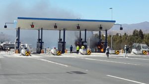 Queman casetas de peaje en Ovalle en protesta por alza de tarifa