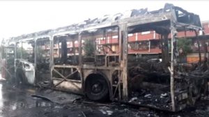 Encapuchados quemaron bus del Transantiago en Estación Central