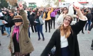 Policía de Turquía reprime a mujeres que realizaban performance “Un violador en tu camino”