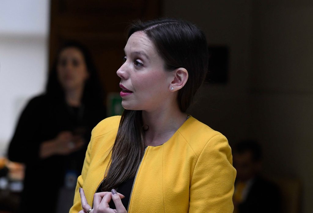 rayados contra Camila Flores