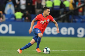 El caso de Charles Aránguiz: de pedir la suspensión de un partido a no inscribirse para votar en el plebiscito