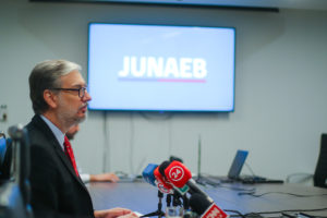 Este domingo finaliza el plazo para renovar y postular a las becas Junaeb 2020