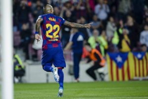 Arturo Vidal llegó a los 100 goles en Europa en sufrido empate del Barcelona