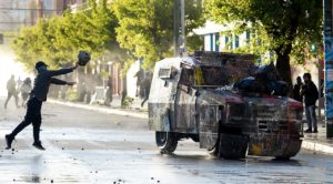 Carabineros condenó el video donde aparece un carro policial quemándose: 