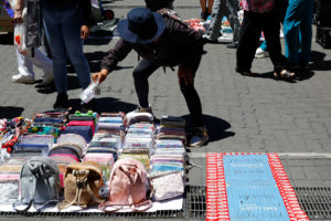 Alcaldes piden unidad especial de Carabineros por comercio ambulante en eje Alameda