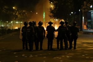 Proyecto UDI busca multar con hasta $500 mil a quienes inciten agresiones a Carabineros