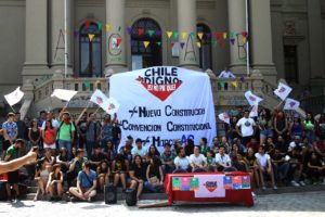 “Chile digno, si no pa qué”: las Juventudes Comunistas irrumpen por nueva Constitución