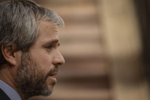 Blumel llama a no aprobar acusación constitucional contra intendente Guevara