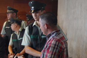 Carabinero acusado de atropello de hincha queda con firma semanal y arraigo