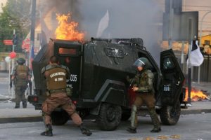 Carabinero resulta herido durante manifestaciones en el Estadio Monumental