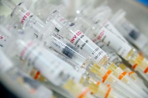 Justicia condena a laboratorios por colusión en licitaciones de Cenabast con multa de US$15 millones