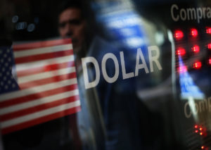 Dólar se acerca a los $790 en incertidumbre por coronavirus y caída del cobre