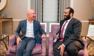 Príncipe heredero de Arabia Saudita hackeó teléfono del multimillonario Jeff Bezos