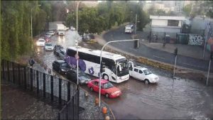 Rotura de matriz generó gran congestión en cercanías del Parque O'Higgins