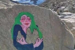 Turista italiana que realizó dibujo en las Torres del Paine abandonó Chile