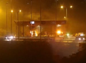 Queman casetas de peaje de Troncal Sur en Villa Olímpica de Quilpué