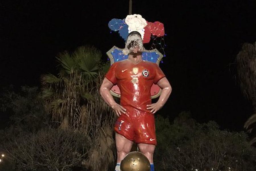 alexis sánchez estatua