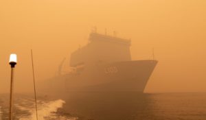 Por aire y mar: evacúan a miles de personas atrapadas por incendios en Australia