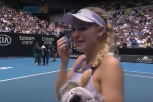 VIDEO | Caroline Wozniacki cae en Australia y se retira del tenis entre lágrimas