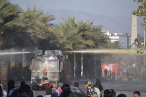 INDH oficiará a Carabineros por líquido amarillo utilizado en carro lanza aguas